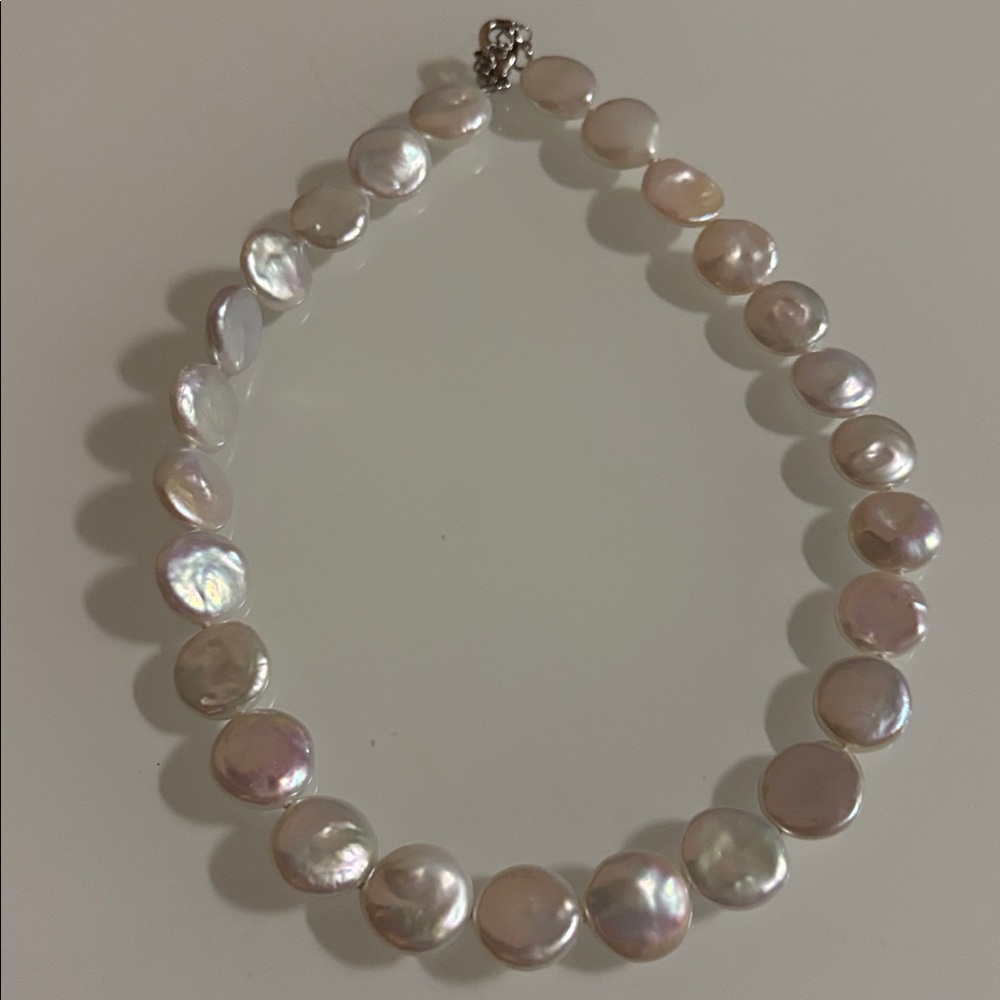 Round mother of pearl necklace